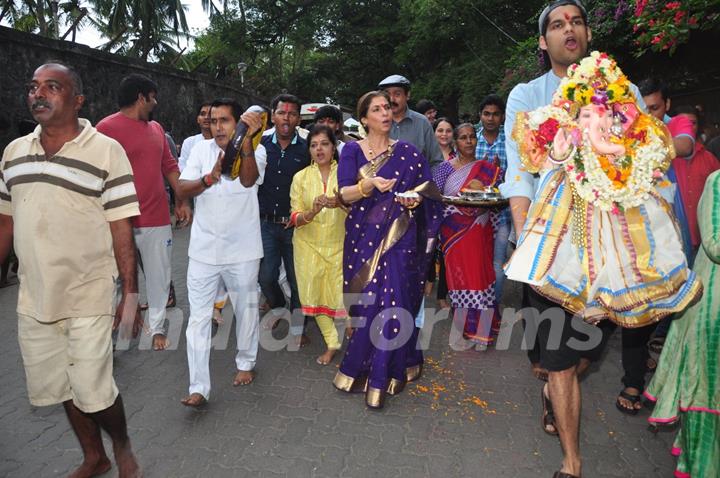 Veteran actress Dimple Kapadia Performs 'Ganesh Visarjan'