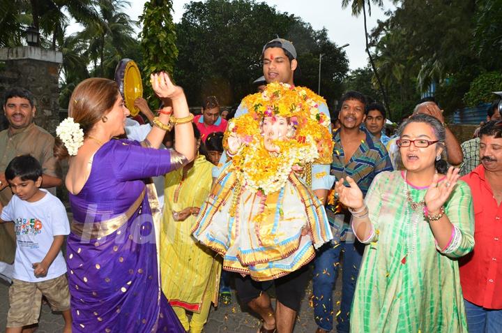 Veteran actress Dimple Kapadia Performs 'Ganesh Visarjan'