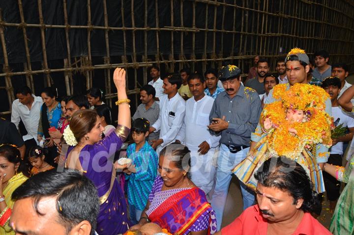 Veteran actress Dimple Kapadia Performs 'Ganesh Visarjan'