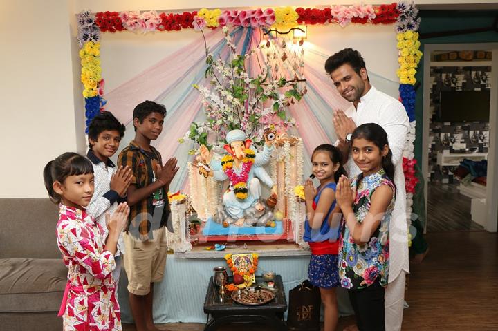 Rithvik Dhanjani Performs Ganpati Visarjan with Children