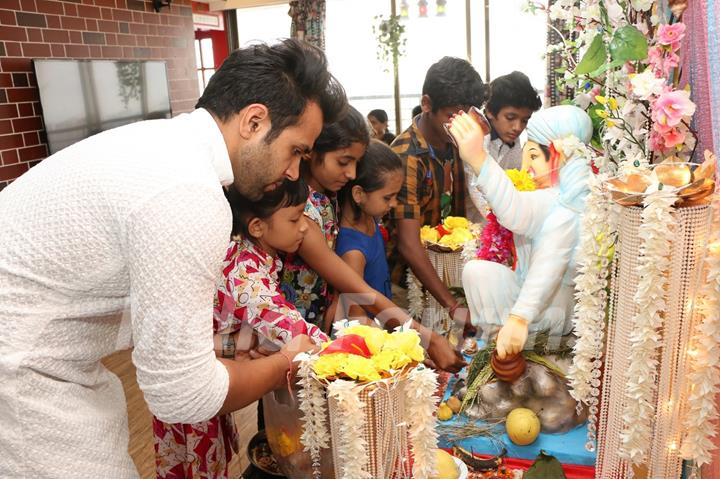 Rithvik Dhanjani Performs Ganpati Visarjan with Children