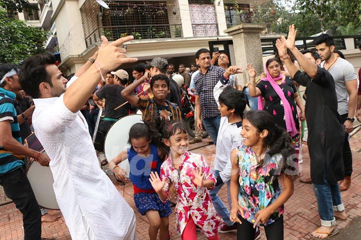 Rithvik Dhanjani Performs Ganpati Visarjan with Children