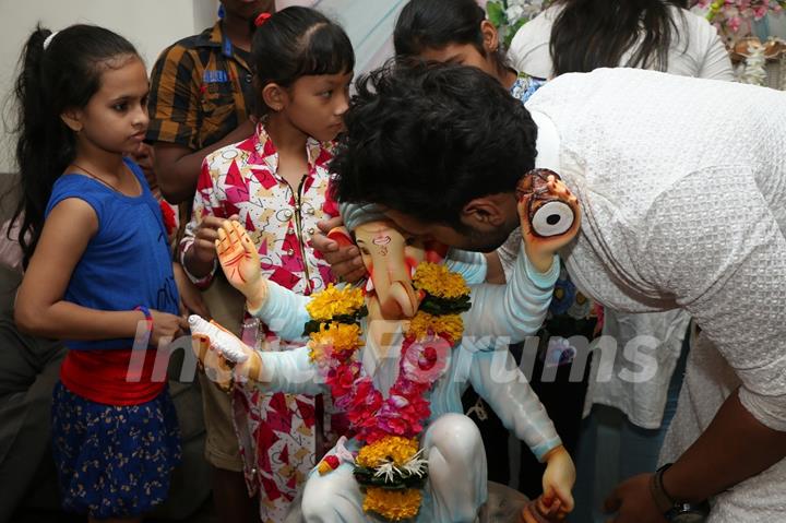 Rithvik Dhanjani Performs Ganpati Visarjan with Children