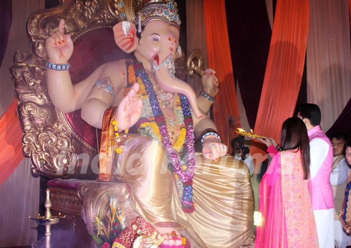 Abhishek Bachchan and Aishwarya Rai Bachchan visit Rajesh Yadav's House and Mankeshwar Ganpati Mandal in Byculla