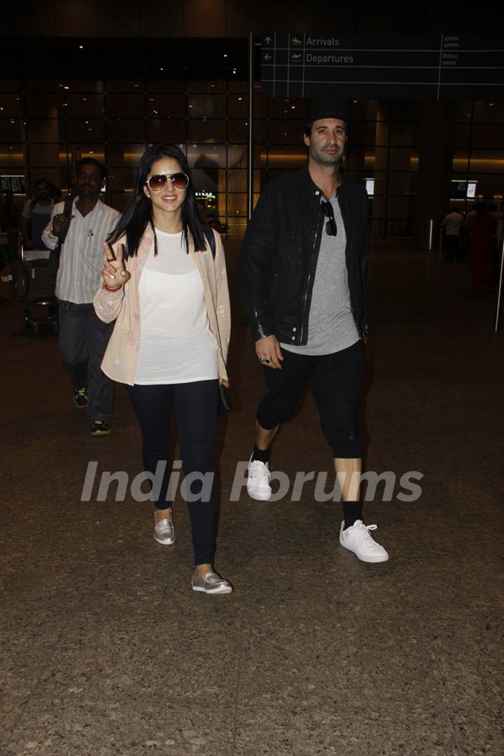 Airport Snaps: Sunny Leone!