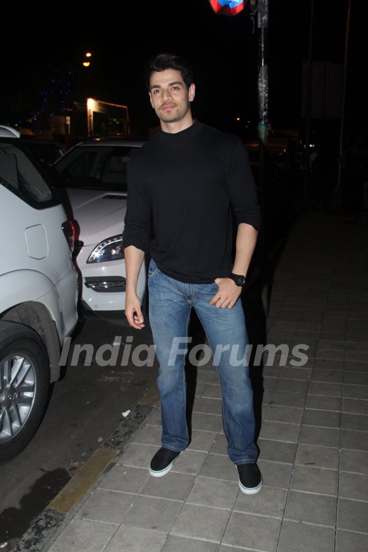 Sooraj Pancholi snapped with his family for dinner in Bandra