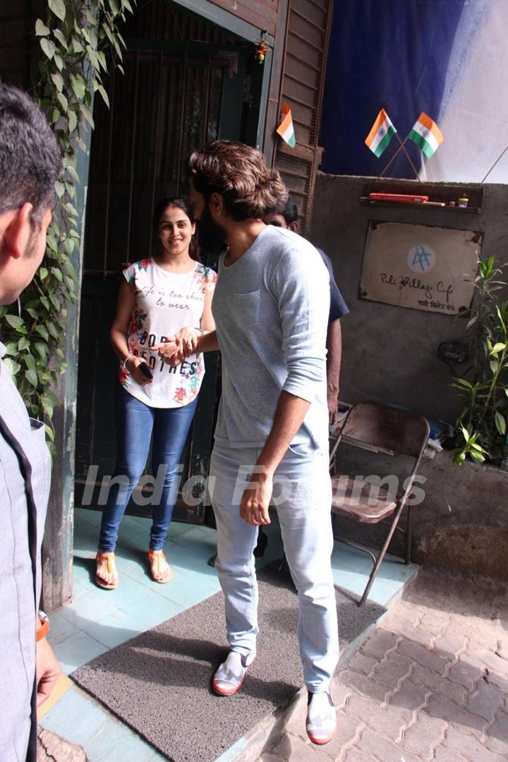 Riteish Deshmukh and Genelia Dsouza snapped leaving Pali Village Cafe!