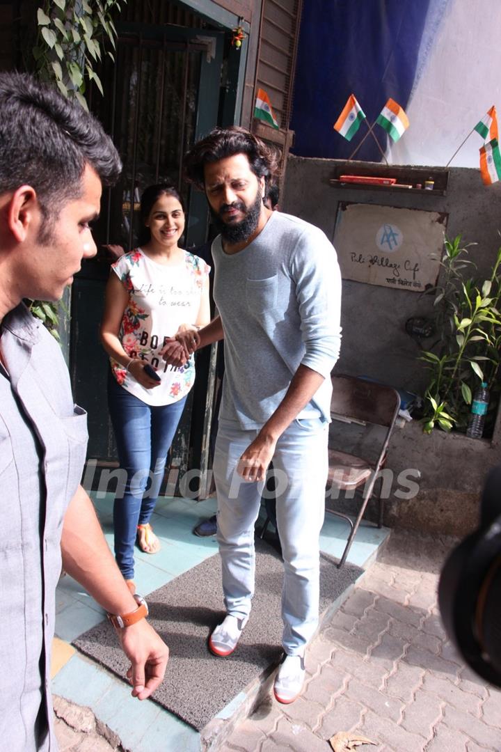 Riteish Deshmukh and Genelia Dsouza snapped leaving Pali Village Cafe!