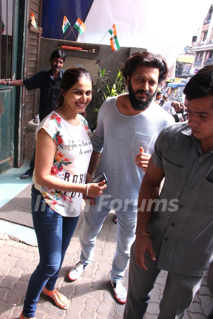 Riteish Deshmukh and Genelia Dsouza snapped leaving Pali Village Cafe!