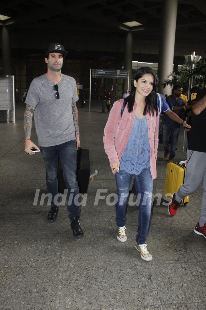 Sunny Leone AND husband Daniel Webber Snapped at Airport!