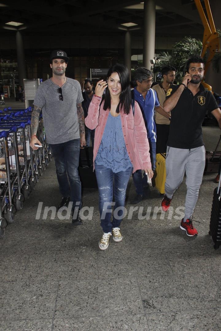 Sunny Leone AND husband Daniel Webber Snapped at Airport!