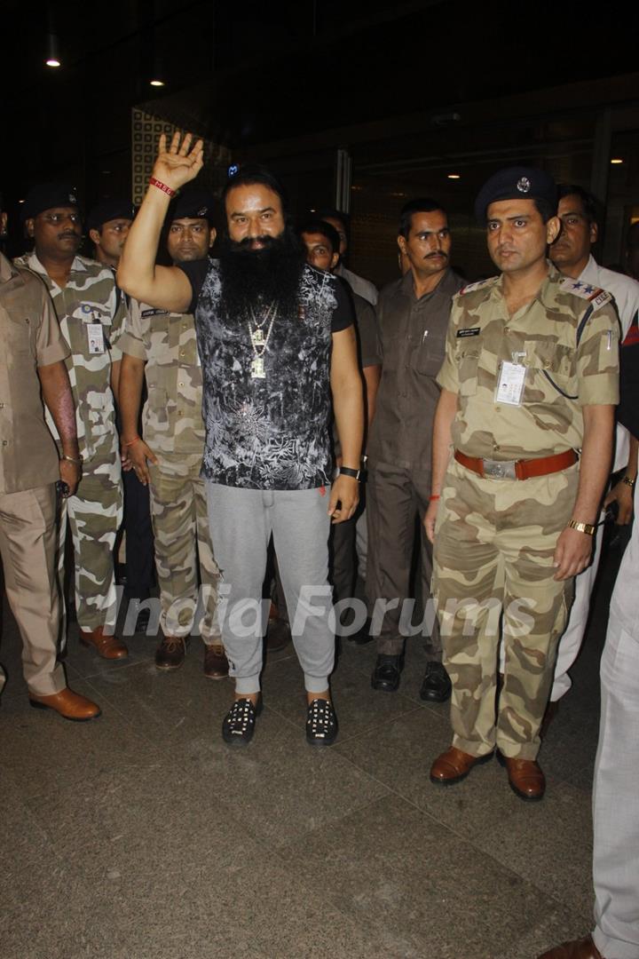 Gurmeet Ram Rahim Singh at Snapped at Airport!