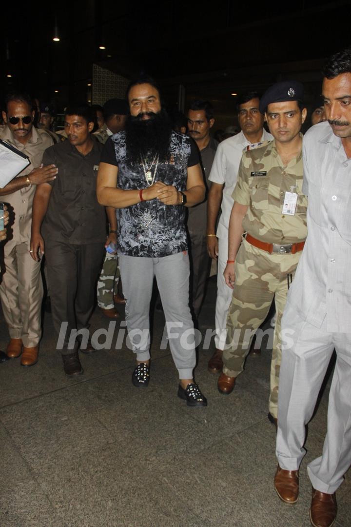 Gurmeet Ram Rahim Singh at Snapped at Airport!