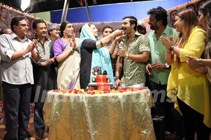 Shabana Azmi Celebrates her Birthday on sets of show 'AMMA'