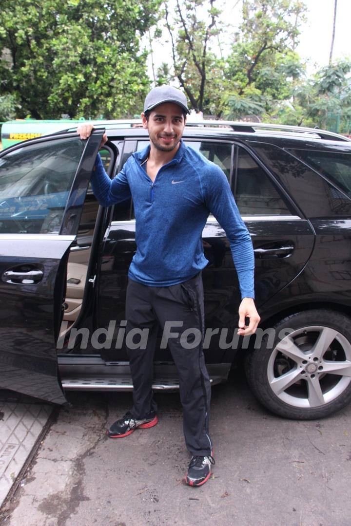 Sidharth Malhotra snapped in Juhu