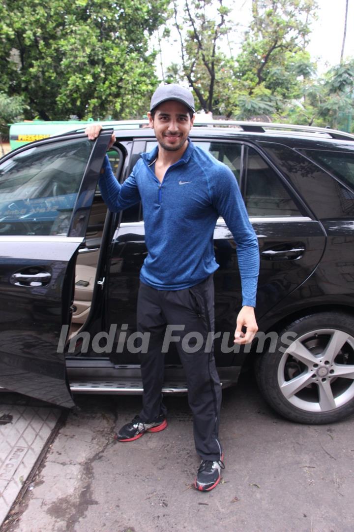 Sidharth Malhotra snapped in Juhu