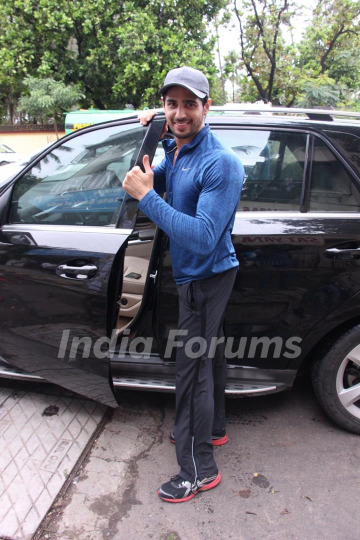 Sidharth Malhotra snapped in Juhu