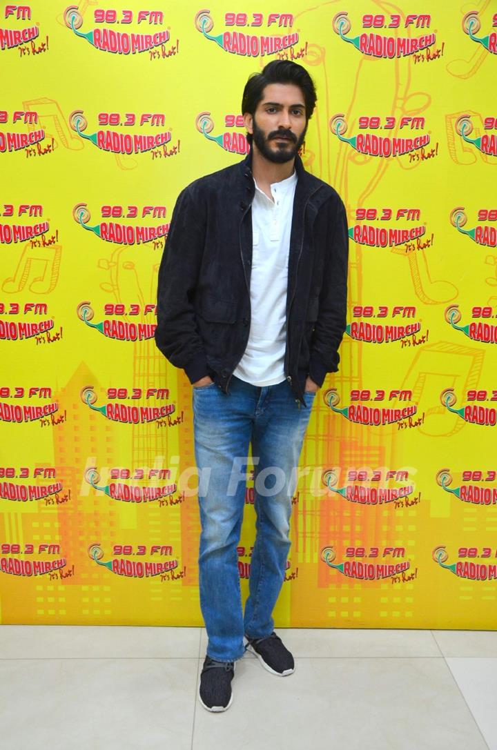 Harshvardhan Kapoor Promotes 'Mirzya' at radio mirchi