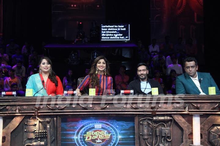 Ajay Devgn with Shilpa Shetty, Anurag Basu and Geeta Kapur at Super Dancer
