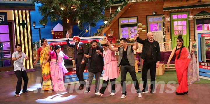 Shankar Ehsaan Loy dances with cast of Kapil Sharma's show on the sets of The Kapil Sharma Show