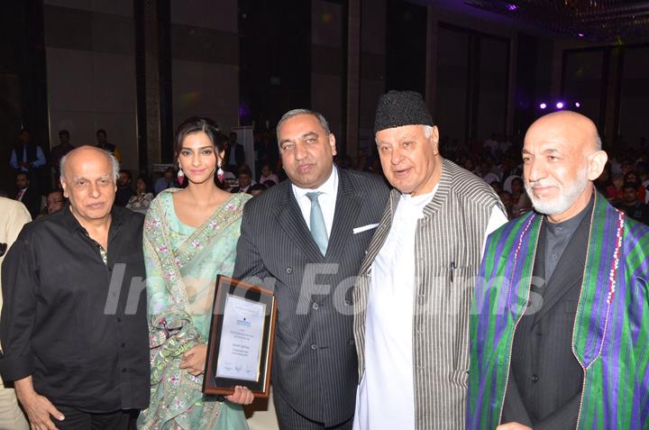 Sonam Kapoor and Mahesh Bhatt at Mother Teresa Award 2016