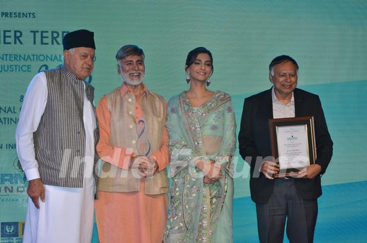 Sonam Kapoor and Mahesh Bhatt at Mother Teresa Award 2016