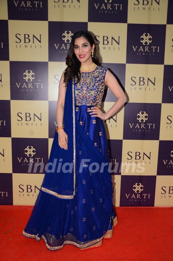 Sophie Choudry At Varti Jewels Store Launch!
