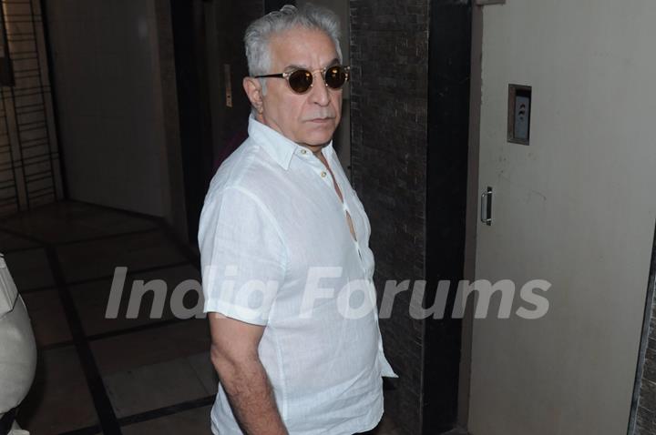 Dalip Tahil snapped outside Om Puri's residence to pay last respects!