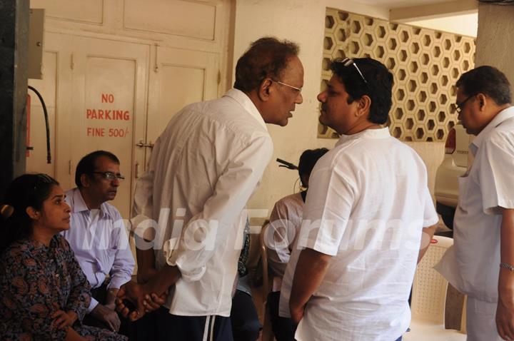 Virendra Saxena snapped outside Om Puri's residence to pay last respects!