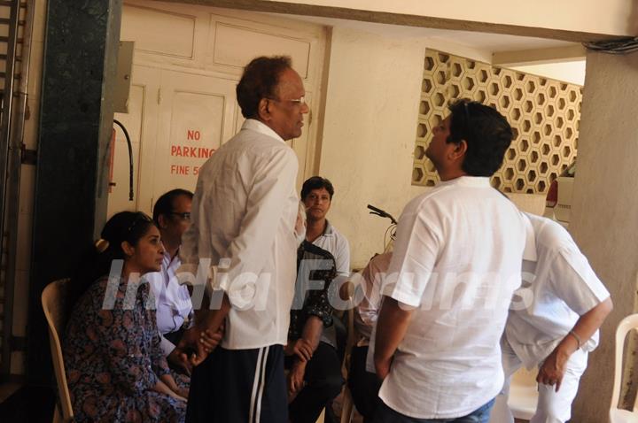 Virendra Saxena snapped outside Om Puri's residence to pay last respects!