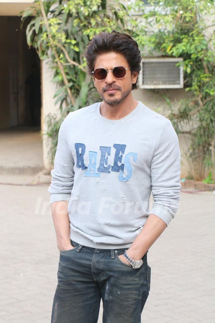 Shah Rukh Khan promotes 'Raaes'