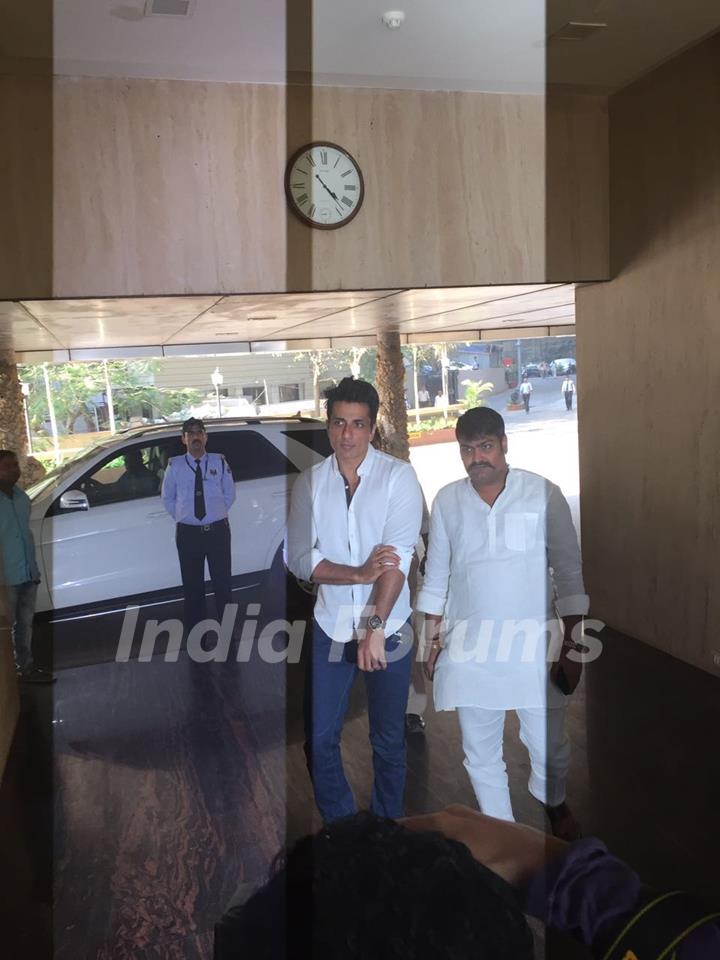 Sonu Sood at Suniel Shetty's father's funeral!