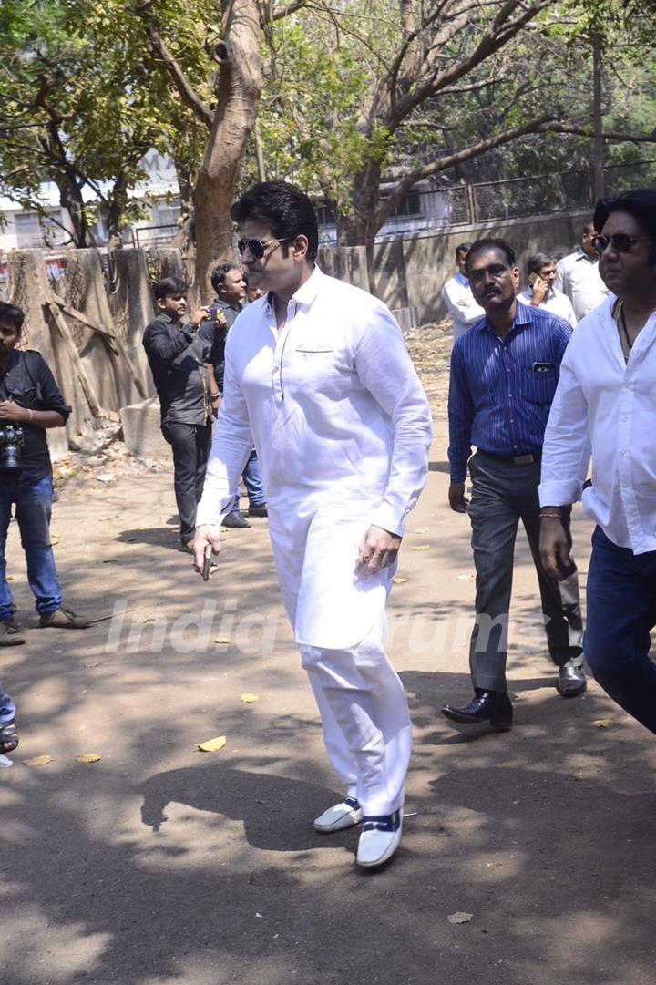 Armaan Kohli at Suniel Shetty's father's funeral