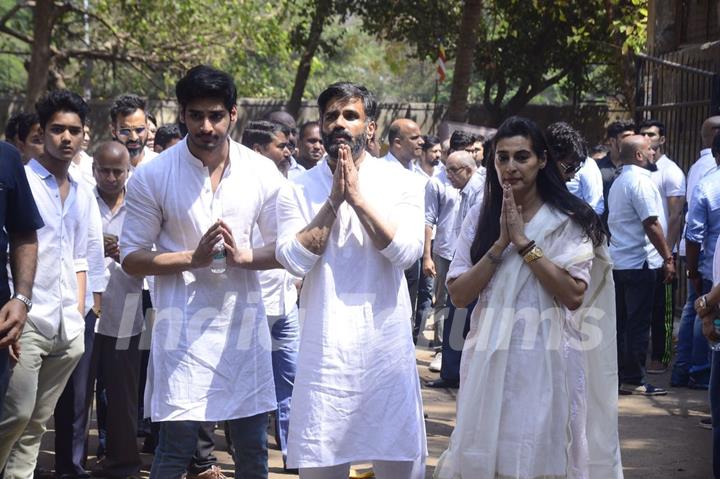 Suniel Shetty with his wife and son at his father's funeral