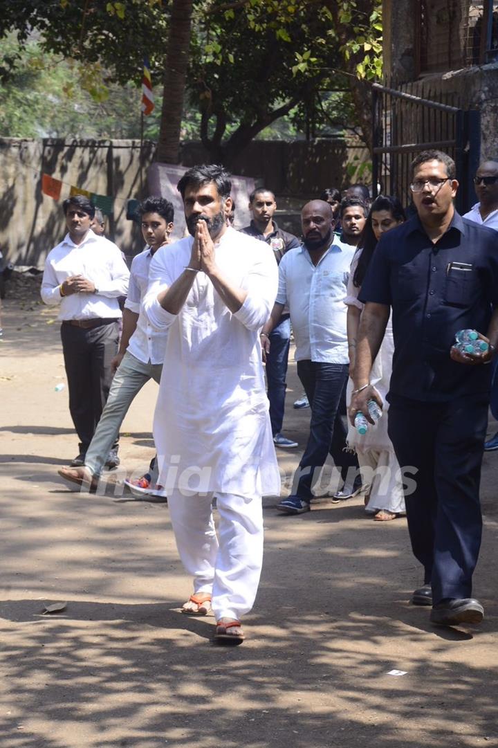 Suniel Shetty at his father's funeral!