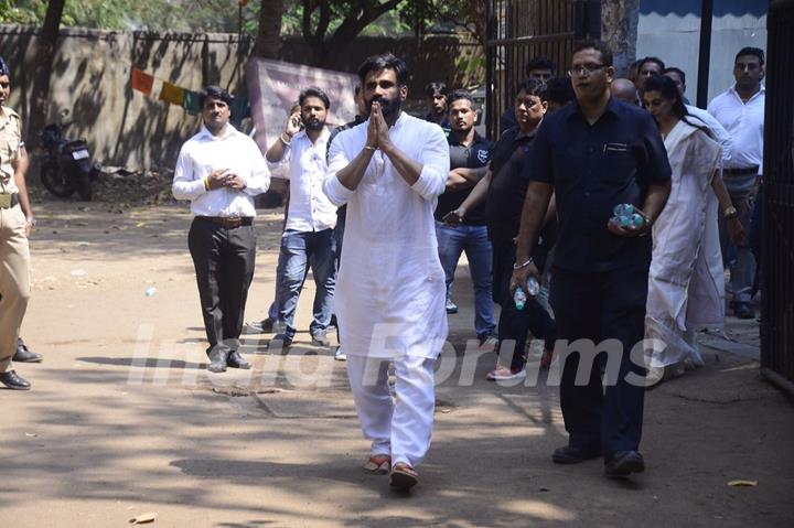 Suniel Shetty at his father's funeral!