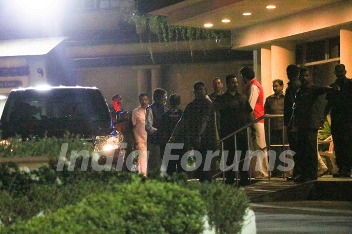 Aishwarya & Bachchan Family arrive at Hospital