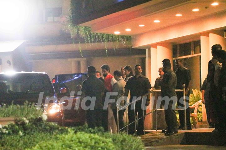 Aishwarya & Bachchan Family arrive at Hospital