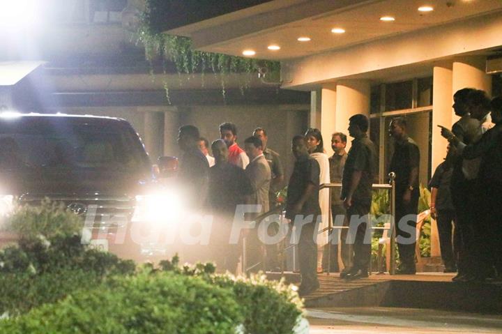 Aishwarya & Bachchan Family arrive at Hospital