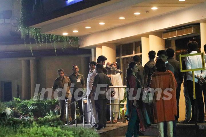 Aishwarya & Bachchan Family arrive at Hospital