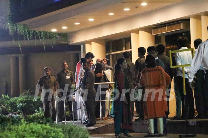 Aishwarya & Bachchan Family arrive at Hospital