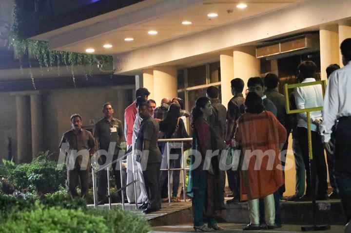 Aishwarya & Bachchan Family arrive at Hospital