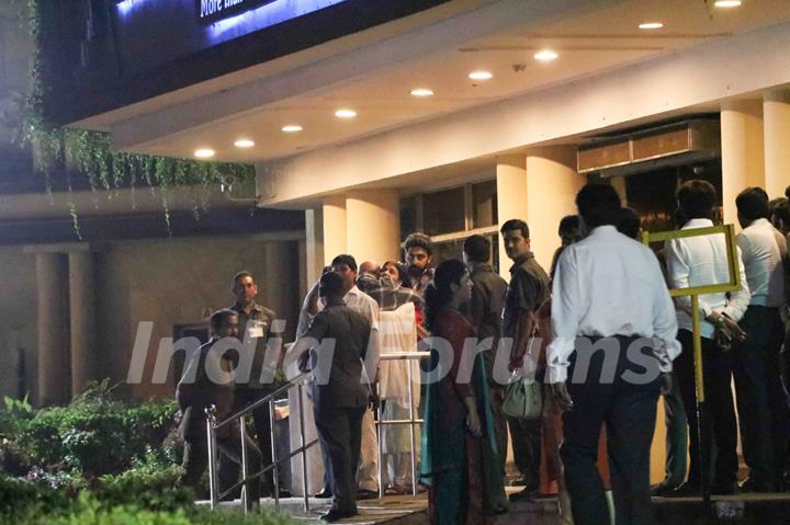 Aishwarya & Bachchan Family arrive at Hospital