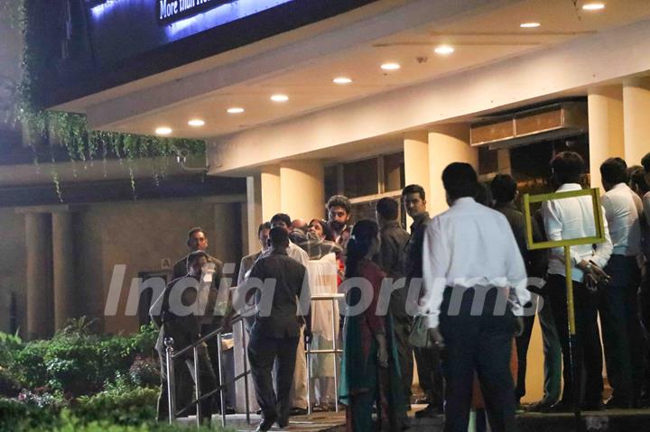 Aishwarya & Bachchan Family arrive at Hospital