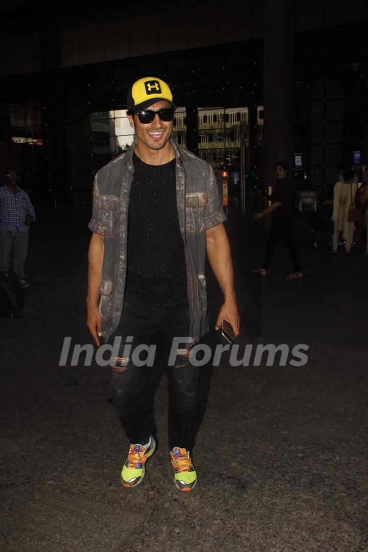 Vidyut Jamwal Snapped at Airport