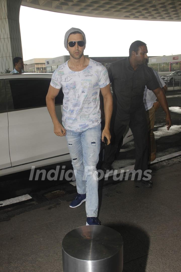 Hrithik Roshan Snapped at Airport!