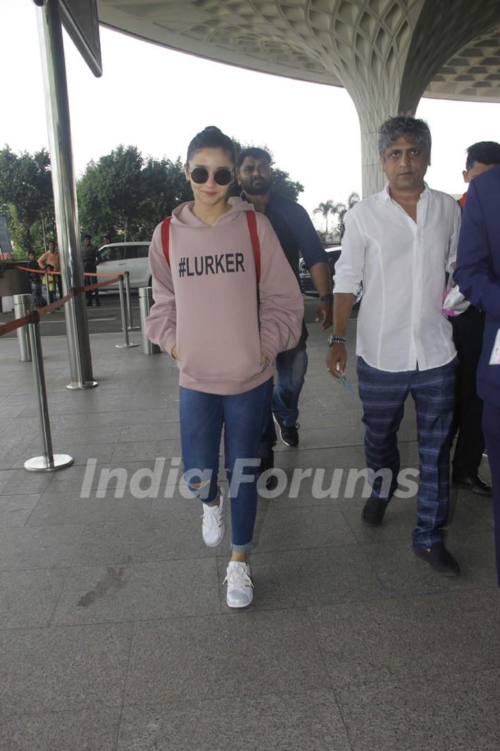 Alia Bhatt Snapped at Airport!