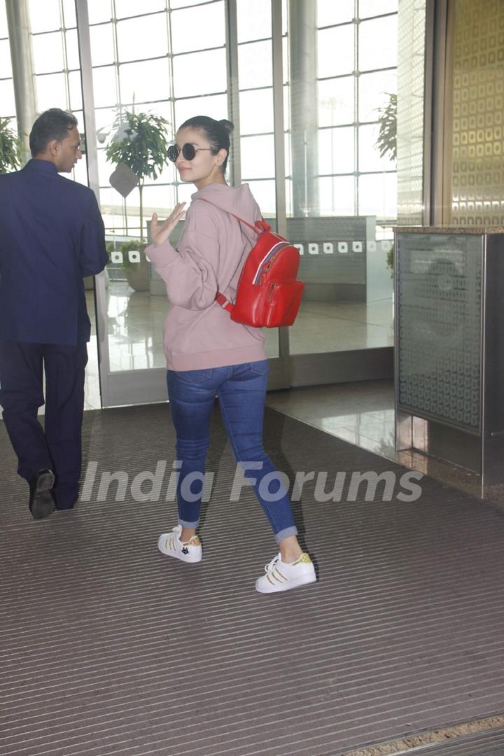 Alia Bhatt Snapped at Airport!