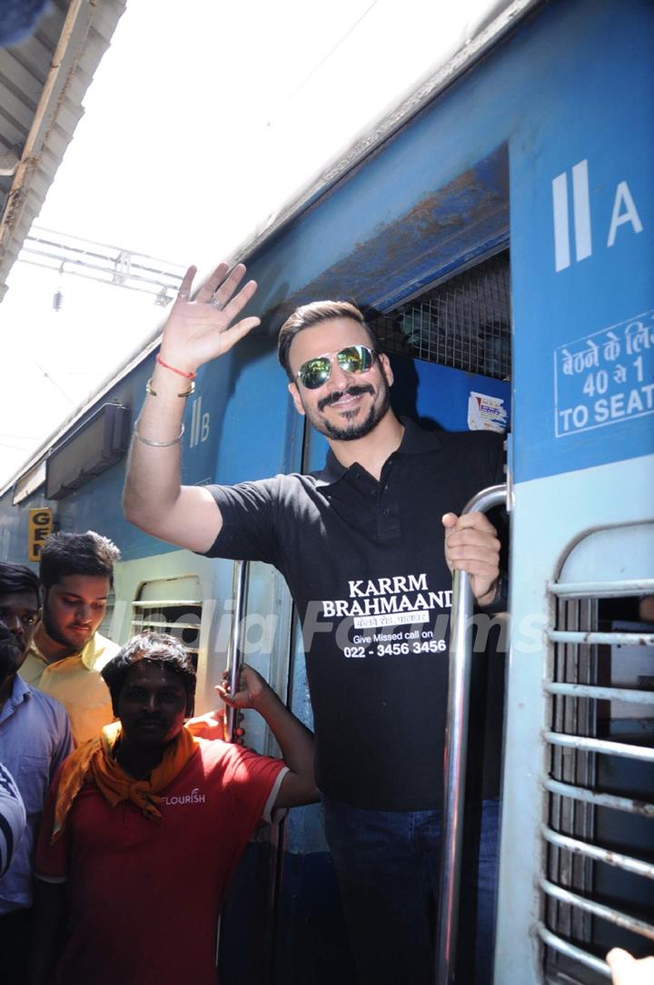 Vivek Oberoi takes a train journey to promote housing project Karrm Brahmaand!