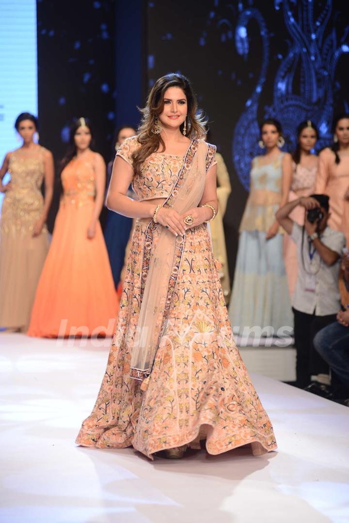 Zarine Khan walks the ramp at 'India Showcase Week 2017'